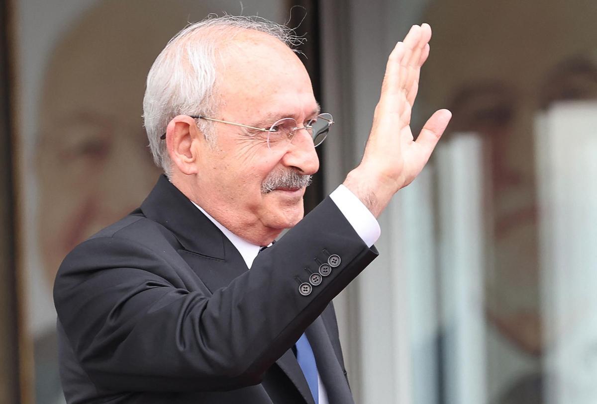 El candidato de la oposición turca, Kemal Kiliçdaroglu, posa para la prensa tras la reunión con los otros líderes políticos de los partidos opositores, este lunes en Ankara.