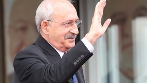 El candidato de la oposición turca, Kemal Kiliçdaroglu, posa para la prensa tras la reunión con los otros líderes políticos de los partidos opositores, este lunes en Ankara.