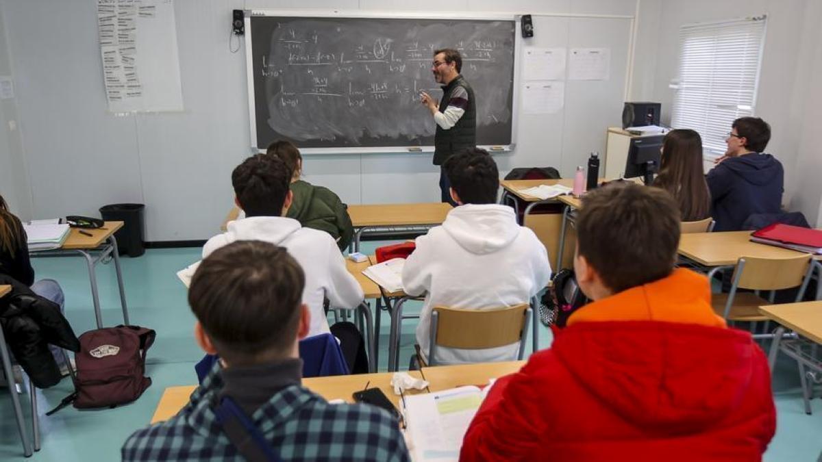 Estudiantes durante el transcurso de una clase en un centro educativo.