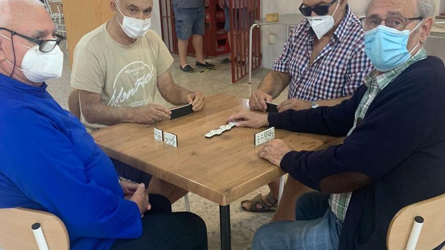 Partida de dominó en la asociación La Panderola del Grau