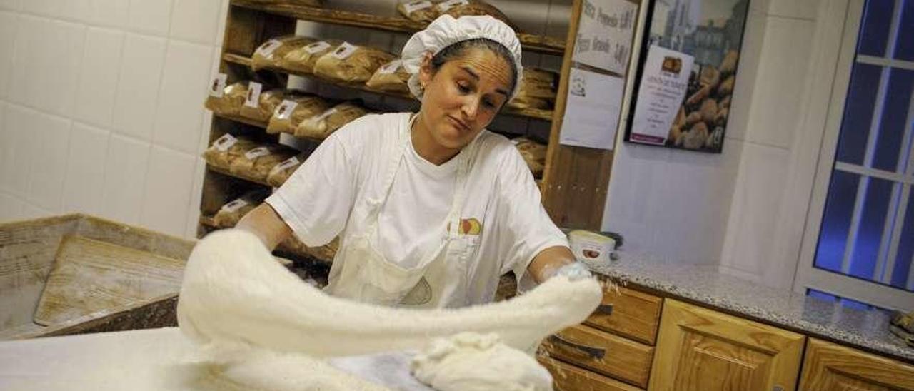 Amasado tradicional en una panadería de la provincia. // Brais Lorenzo