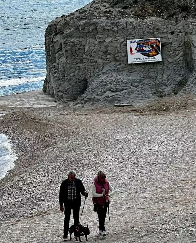 Un cartel luminoso incrustado en el acantilado de Xàbia