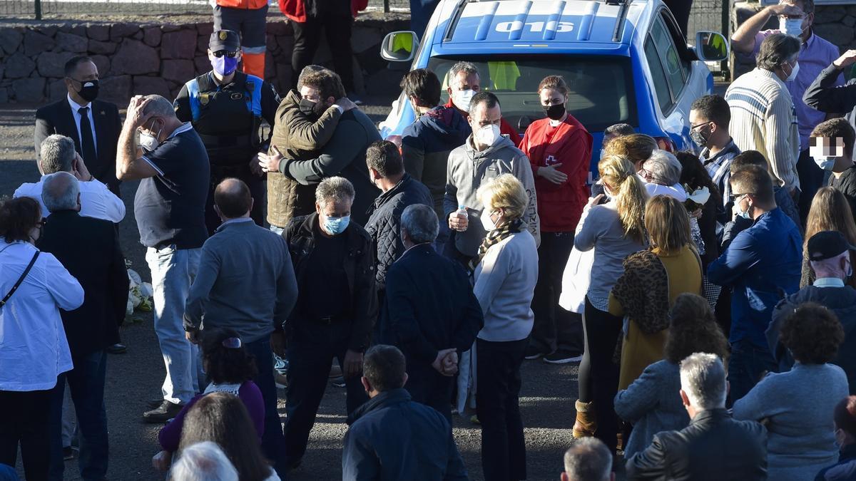 Emotiva despedida en Artenara al padre y las hijas fallecidas en el accidente de Pinos de Gáldar