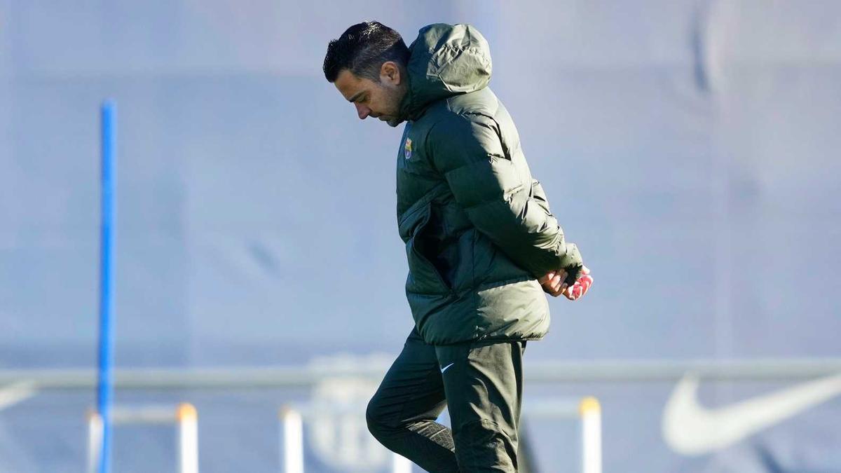 Xavi mira el terra durant l’entrenament previ al partit davant el València.