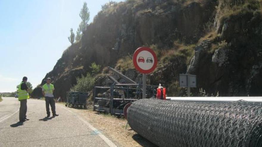 Operarios, en la mañana de ayer, en los trabajos de consolidación del talud en la carretera de Arrabalde.