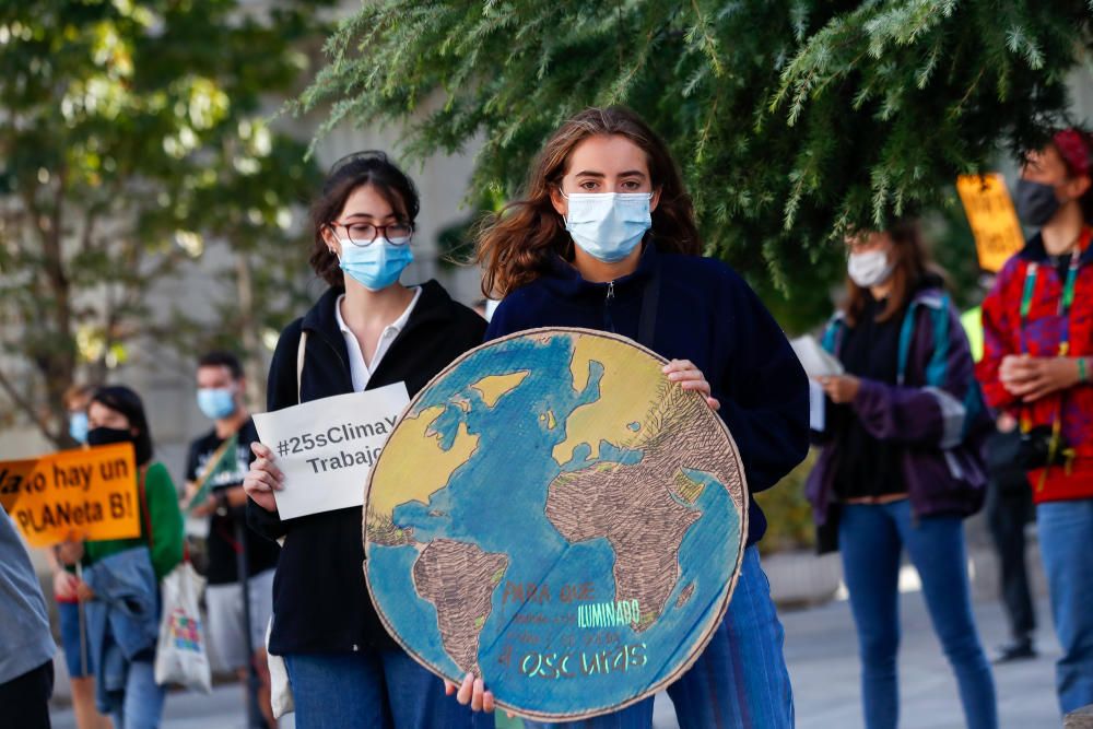 Cientos de jóvenes españoles toman las calles por el movimiento Fridays For Future