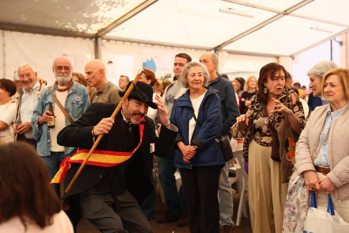 La lluvia no impide la multitudinaria comida en la calle de las fiestas del Oviedo Antiguo