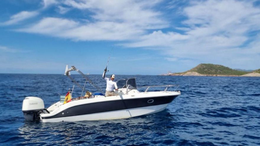Un pescador en la costa pitiusa. | ALEX MARTÍN