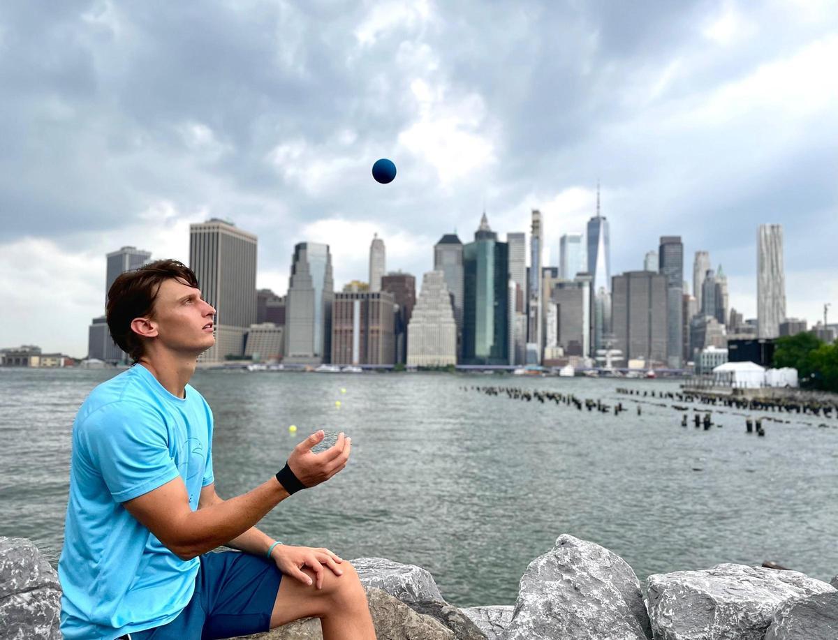 Sacha Kruithof frente al skyline de Nueva York