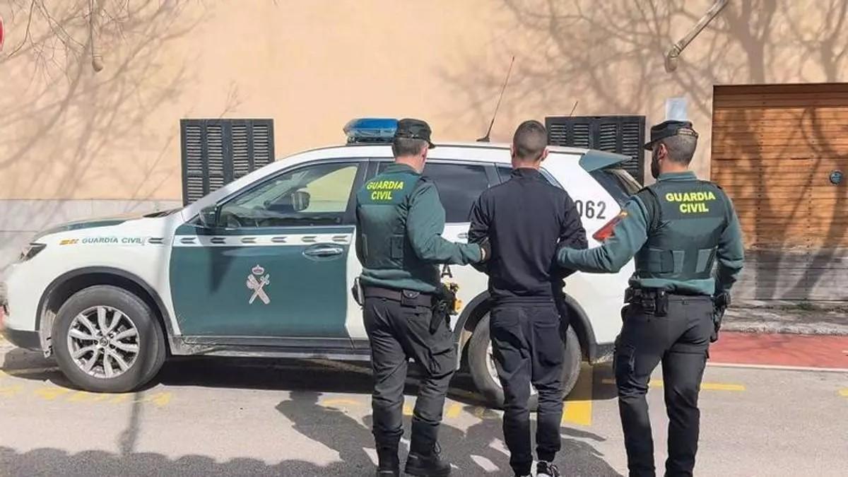 Einer der Verdächtigen bei der Festnahme der Guardia Civil.
