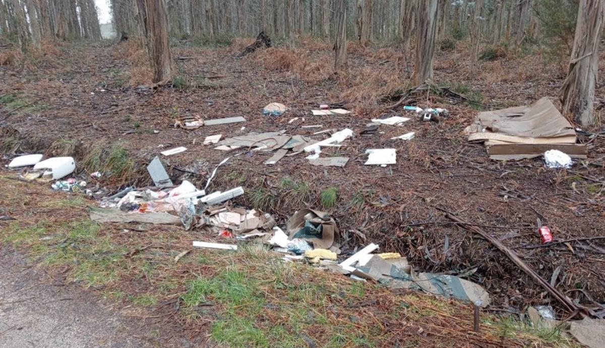 Vertidos y uralitas en el Camiño da Geira |