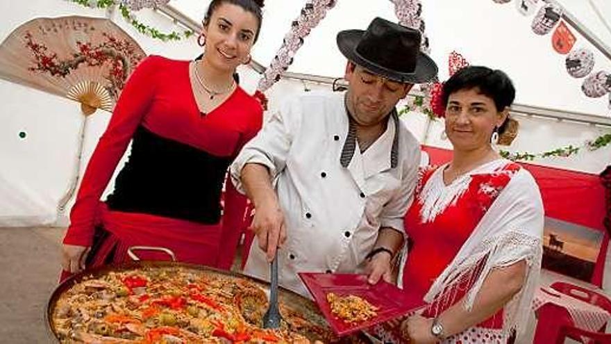 Patricia Pérez y Laura Saavedra, ayer, vestidas de flamencas en la plaza de abastos «Hermanos Orbón».