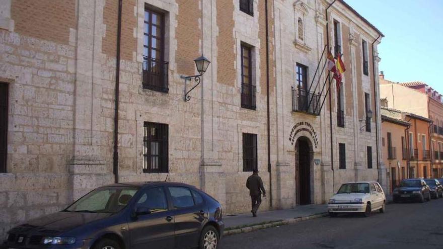 En la fotografía, fachada principal de la residencia Virgen del Canto de Toro.