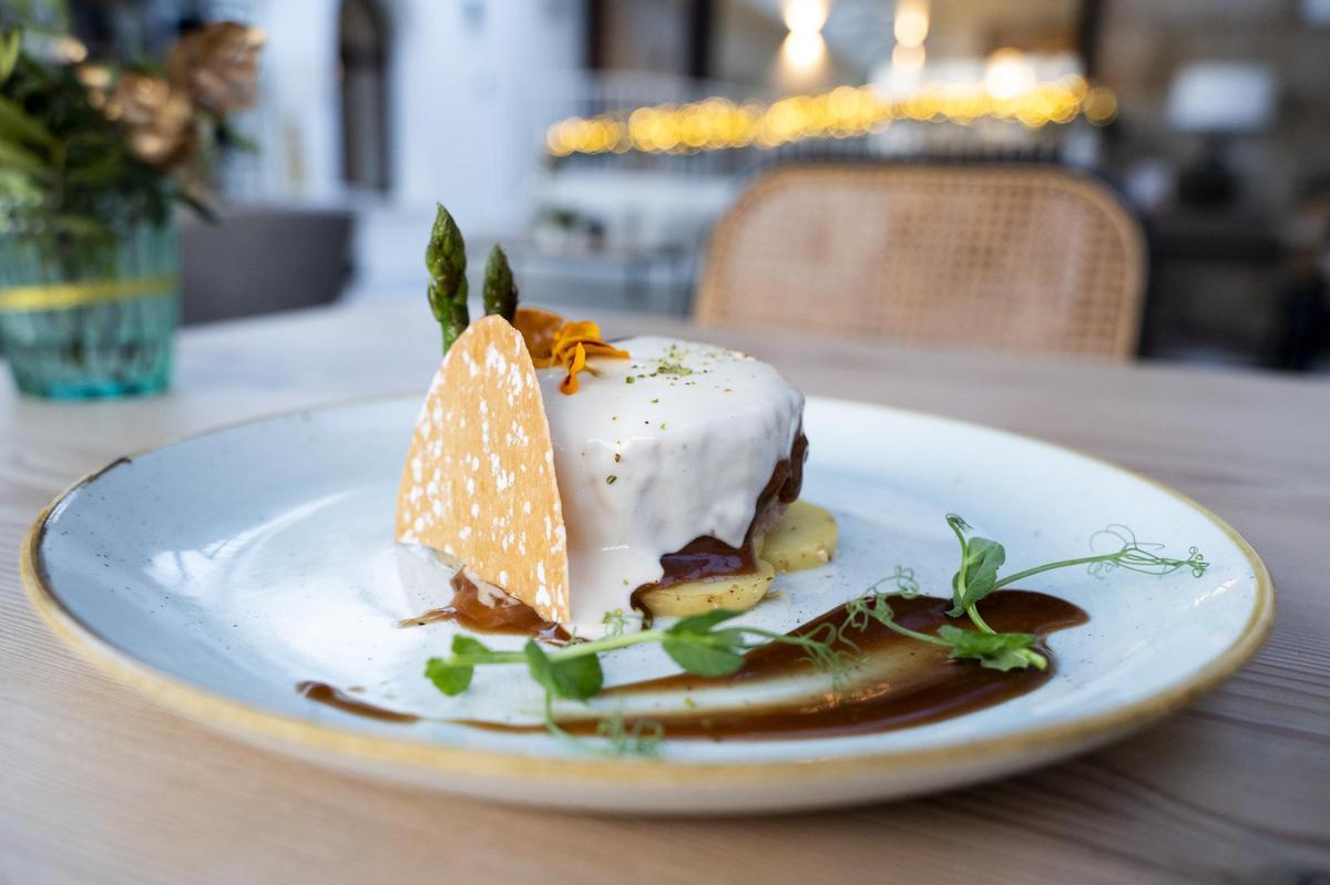 Confir de Ibérico hecho en casa con patatas a la brasa y trigueros confitados.