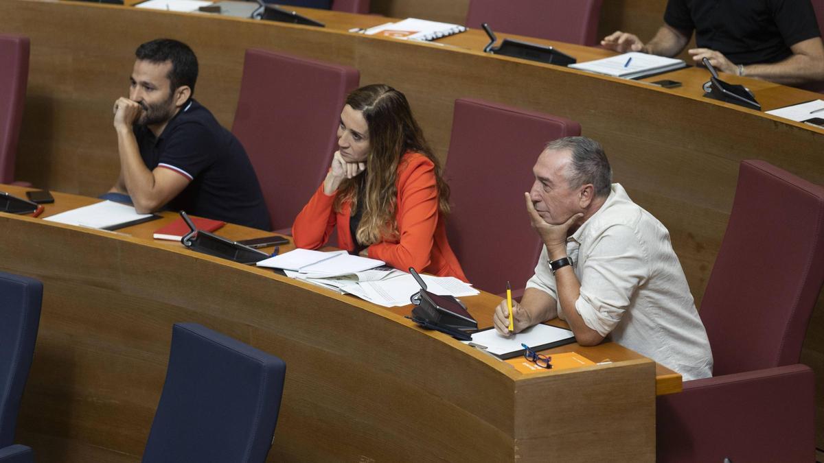 Miembros de Compromís en un pleno de las Corts Valencianes la semana pasada