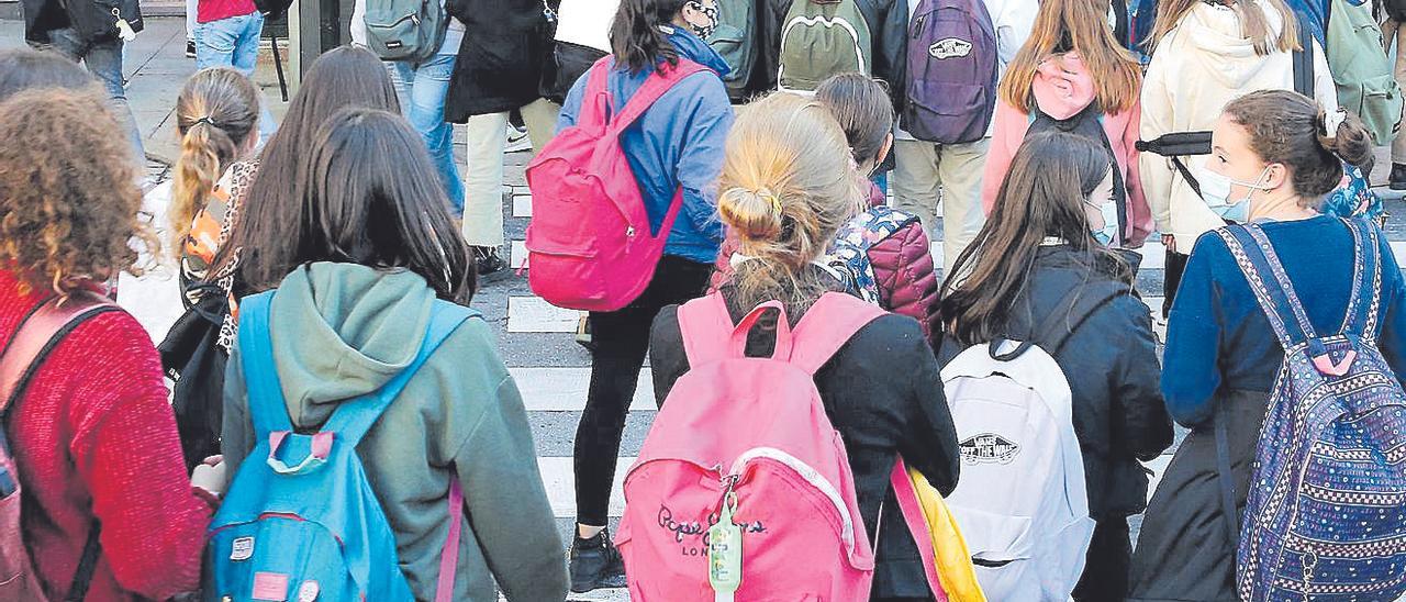 Estudiantes en una zona de instituto.