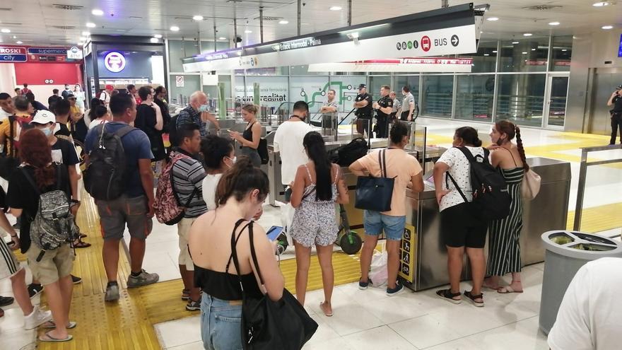 Una avería en un tren llena de humo la Estación Intermodal y obliga a desalojar los andenes