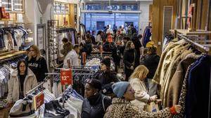 Gente comprando este enero en una tienda del centro de Barcelona