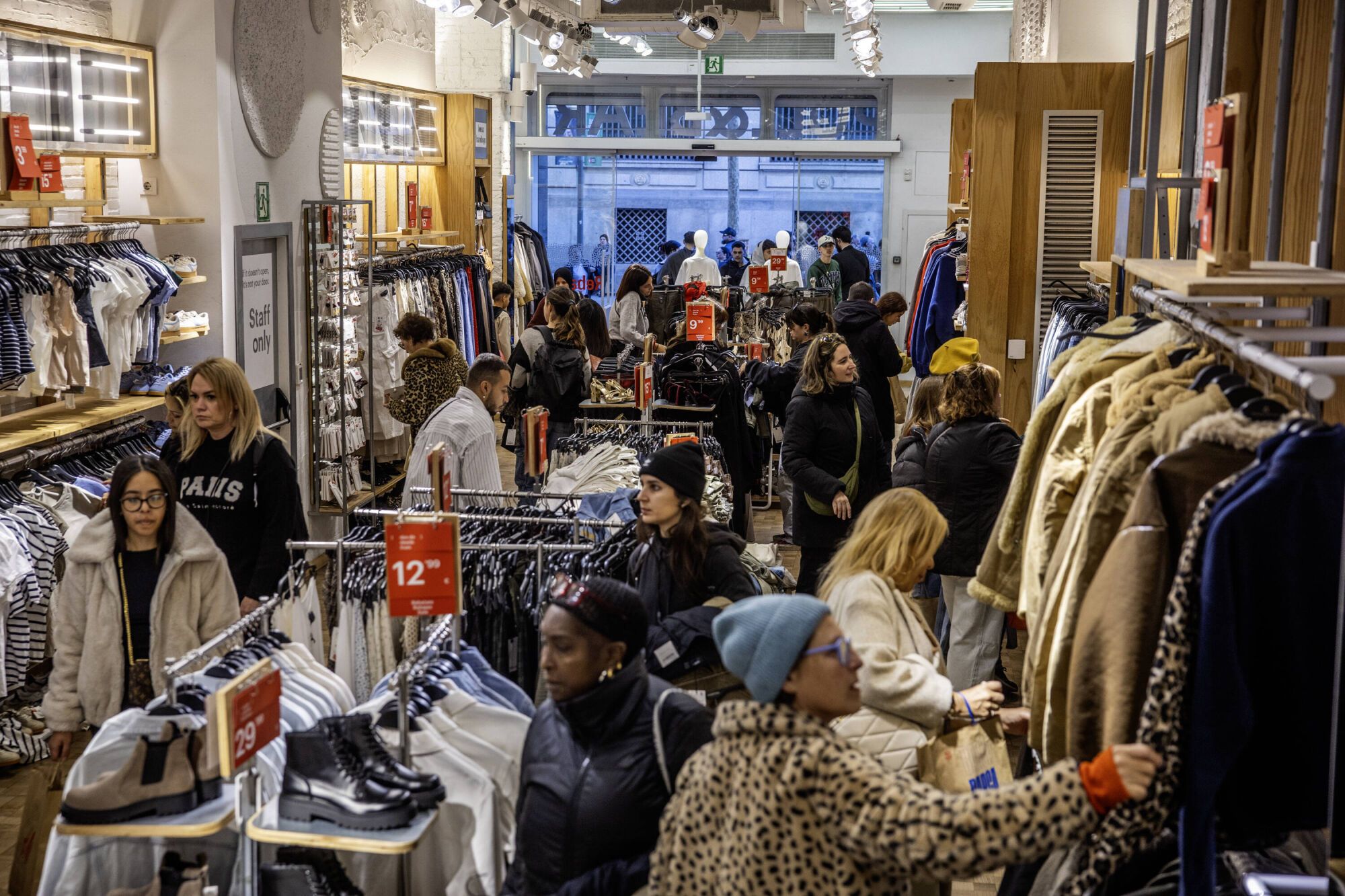Gente comprando este enero en una tienda del centro de Barcelona