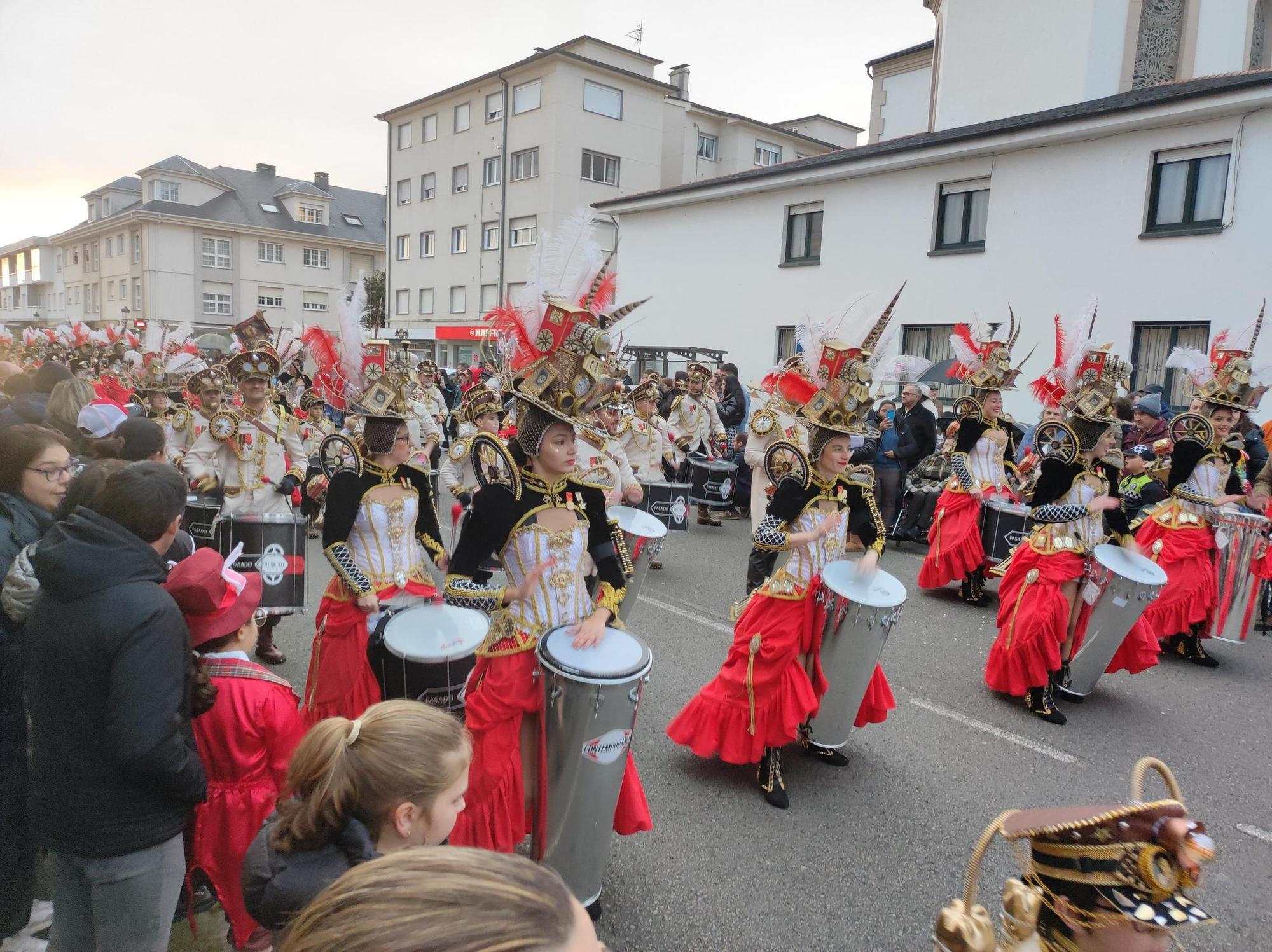 En imágenes: Las calles de Tapia se llenan para ver su vistoso desfile de Carnaval