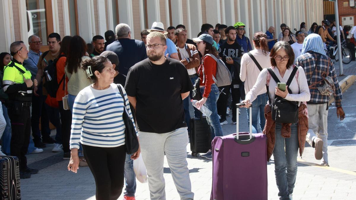 Viajeros en la estación de Renfe de Murcia este lunes.