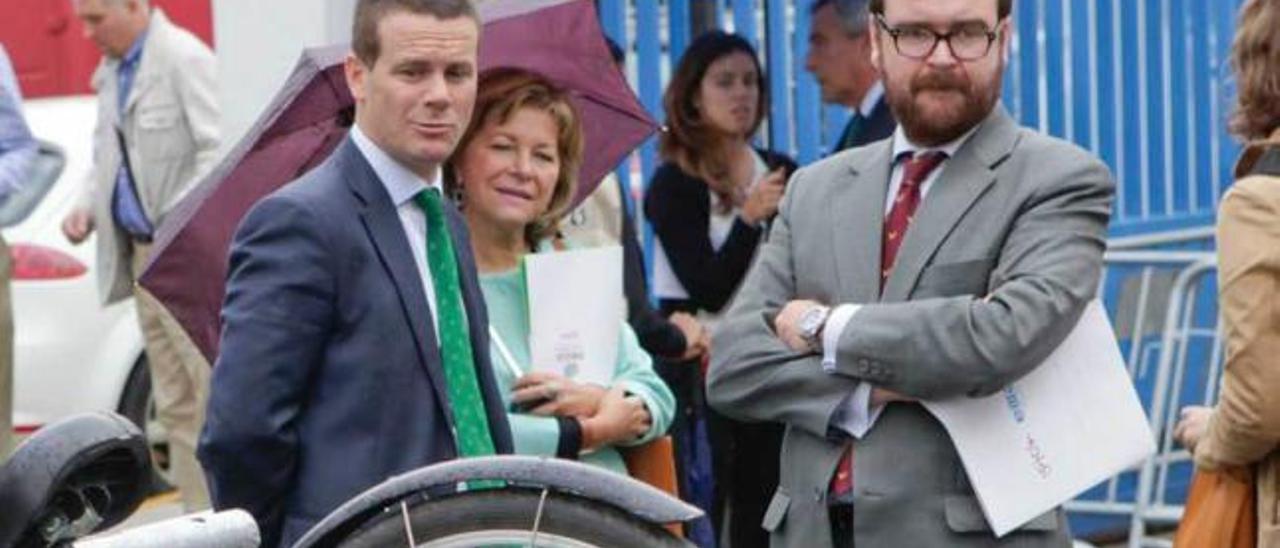 Los gerentes Ignacio Martín-Angulo (Emtusa), Pilar Vázquez (Emulsa) y Pablo Álvarez Cachero (EMA), en la pasada edición de la Feria de Muestras.