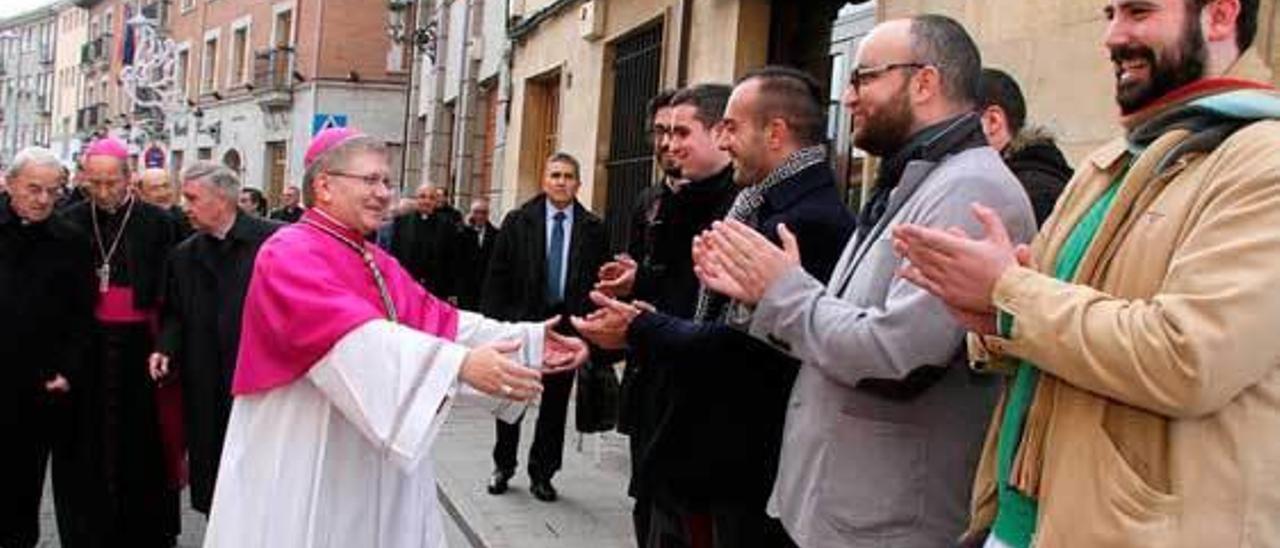 El nuevo obispo de Astorga saluda a los vecinos en la capital maragata.
