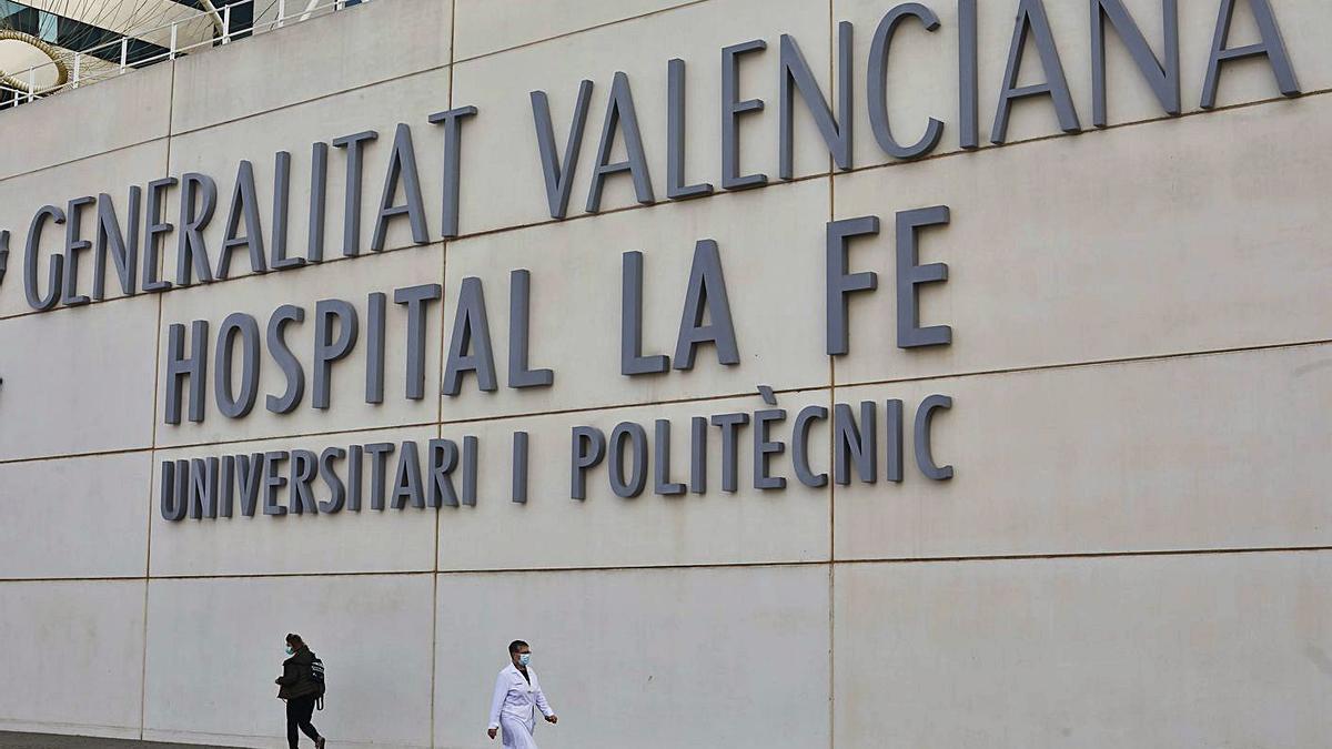 Entrada del Hospital La Fe de València, con una lista de espera media de 155 días.  | M.A.MONTESINOS