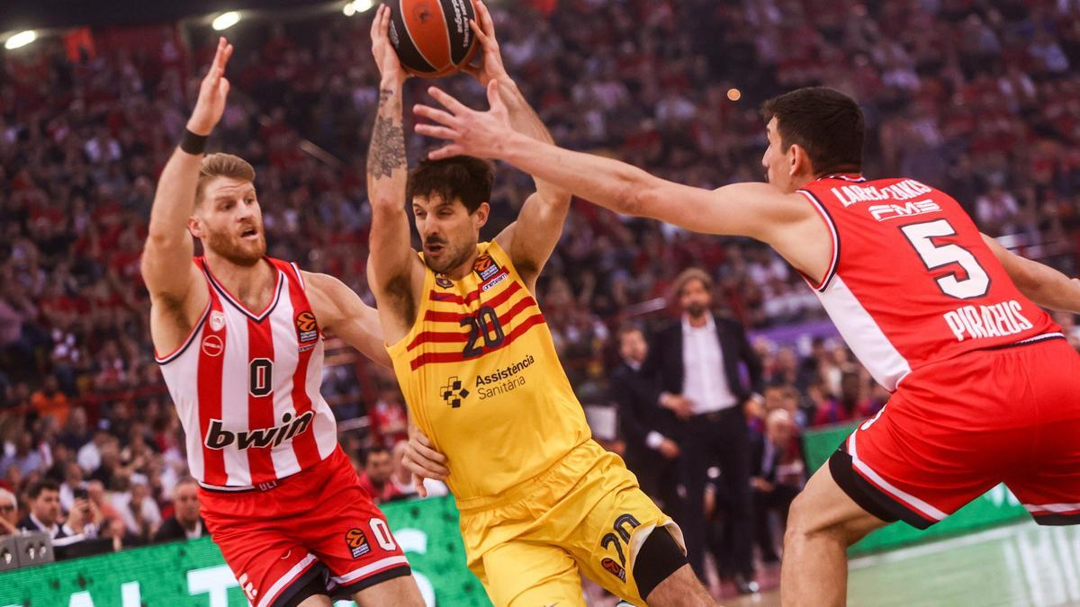 Lapropvittola, en una jugada del Olympiacos - Barça.a