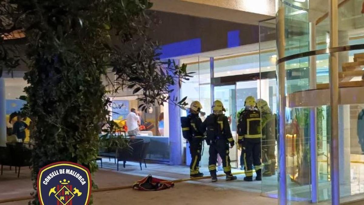 Bombers de Mallorca durante el incendio en el hotel de Can Picafort.