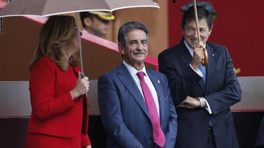 Los presidentes regionales, de Andalucía, Susana Díaz (i); de Cantabria, Miguel Ángel Revilla (c), y de Asturias, Javier Fernández (d).