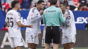 Jude Bellingham protesta, junto a Mbappé y Asencio, la decisión de Munuera Montero, colegiado que le expulsó contra Osasuna.