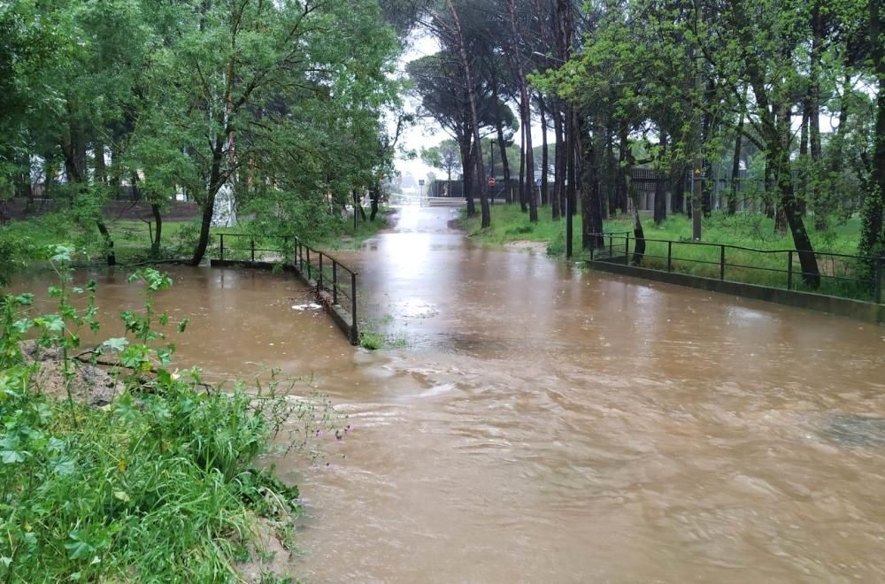 Petites inundacions a Santa Cristina d'Aro i caiguda d'elements en carrers