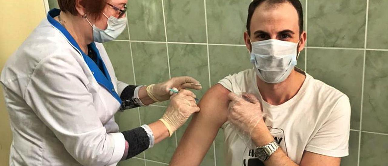 Juan Oliveira se vacunó el lunes, tiene 31 años y no pertenece a ningún grupo de riesgo. | // CEDIDA
