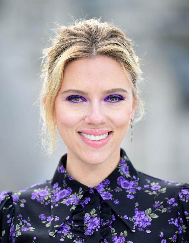 Scarlett Johansson con un maquillaje en color lavanda