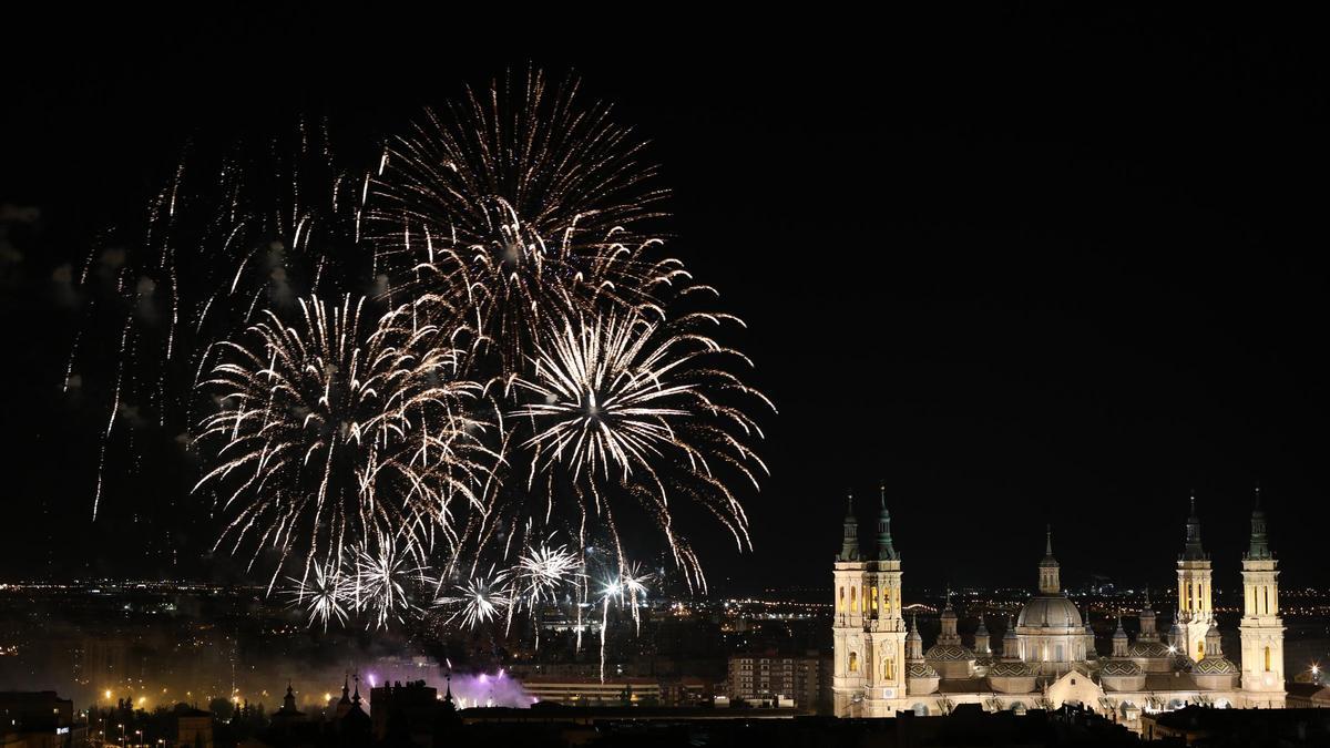 Los fuegos artificiales despedirán las fiestas de Zaragoza hoy a las 22.30 horas en la arboleda de Macanaz.