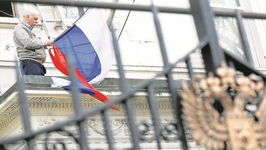 Londres tensa la relación con Rusia y expulsa a 23 diplomáticos