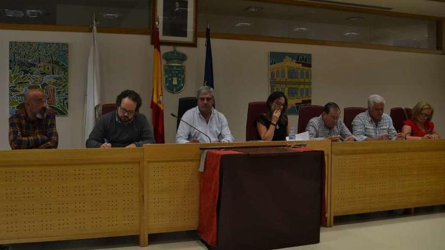 Concejales de la Corporación carralesa, ayer, durante el pleno.