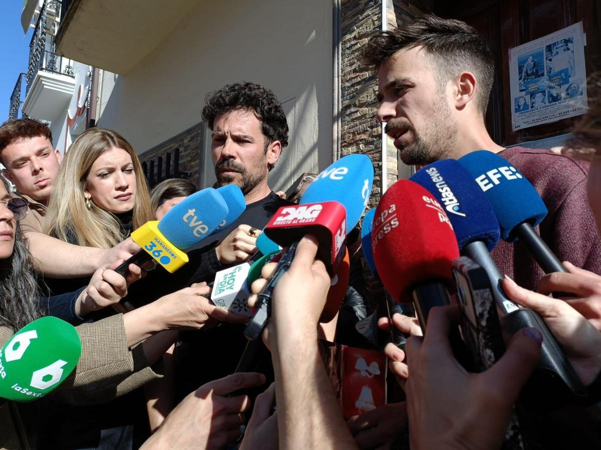Los hijos de Francisca Cadenas atienden a los medios de comunicación tras la confesión de uno de los detenidos.