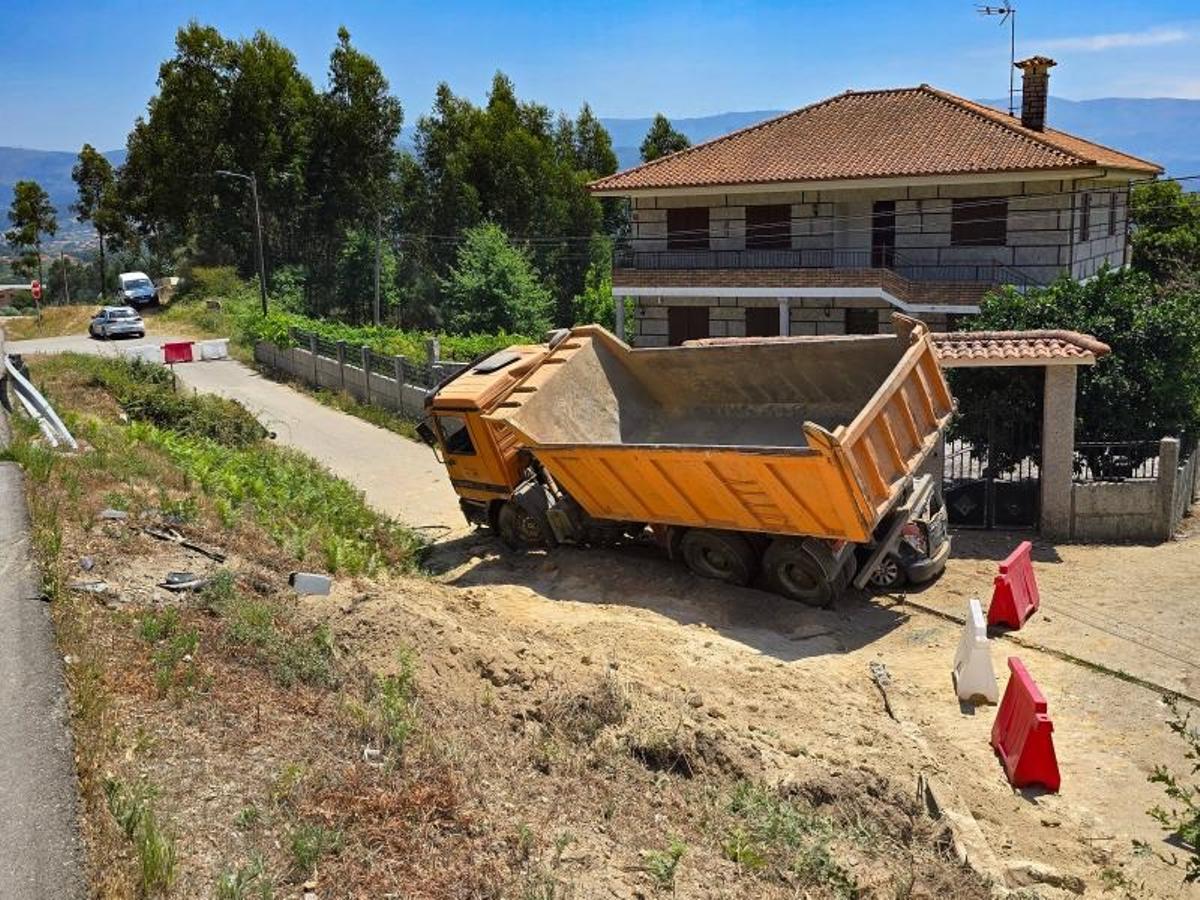 El camión sobre el turismo en la puerta de la vivienda.