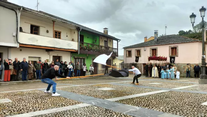 EN IMÁGENES: Piantón, el pueblo que luce su peculiar tradición, un bandeo de pendones