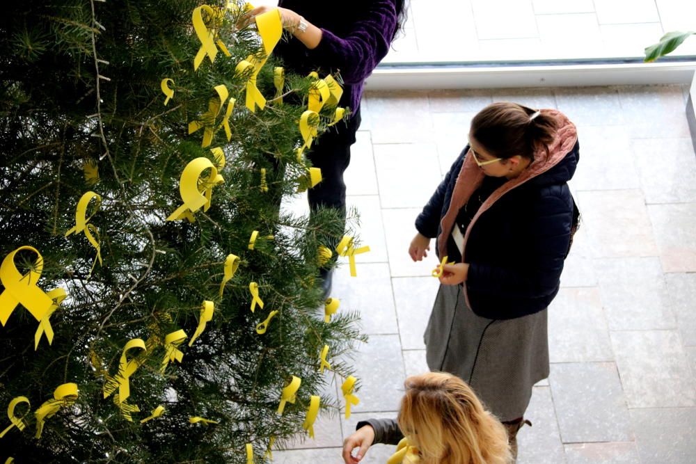 Tornen a omplir de llaços grocs l'arbre de Nadal de la Generalitat a Girona