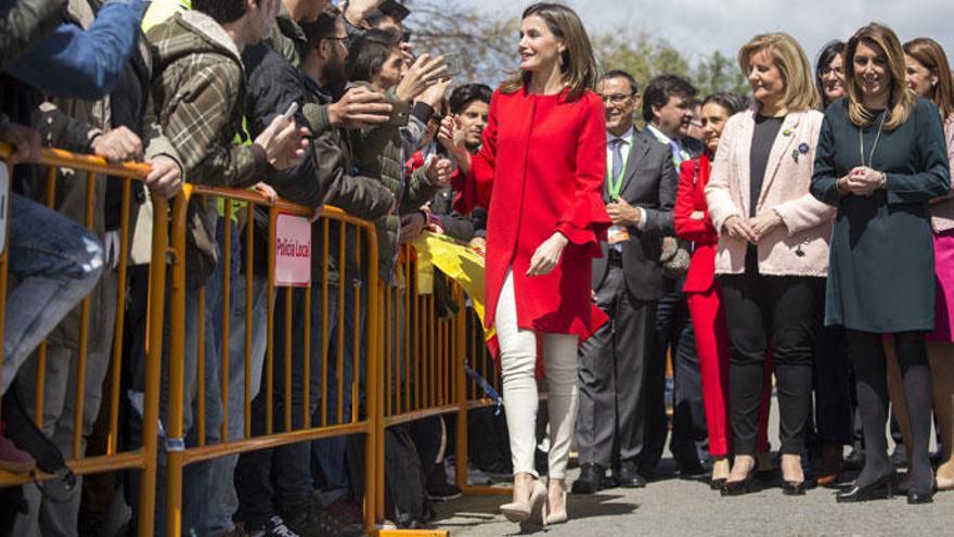 La Reina Letizia vuelve al 'low cost' con un abrigo de Zara - Levante-EMV