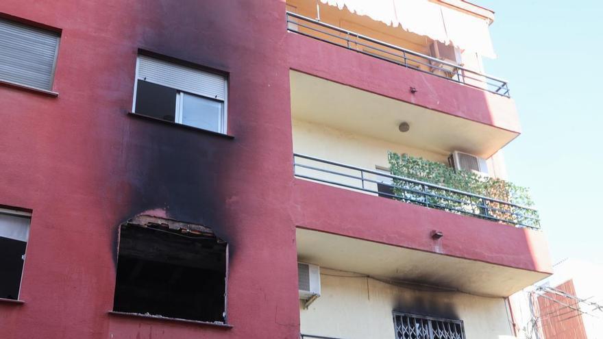 Un vecino del edificio donde se ha producido el incendio en Alberic: "Había mucho fuego"