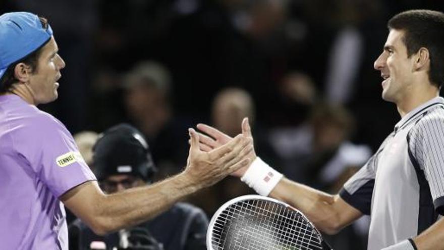 Djokovic y Haas se saludan tras el partido.