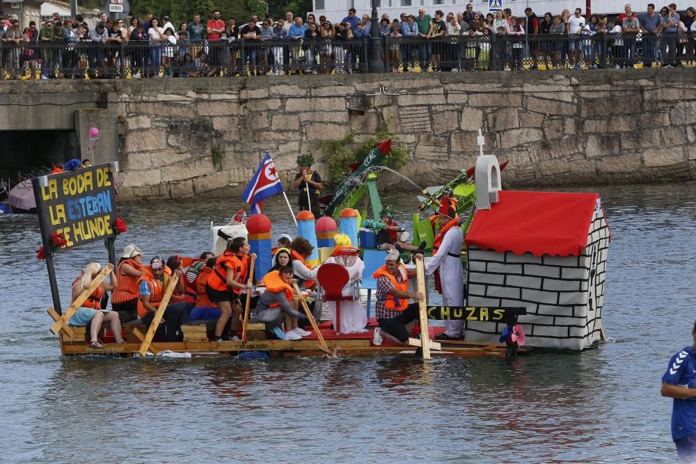 Un centenar de participantes a bordo de trece "artefactos flotantes" participan en la divertida prueba en A Ramallosa.