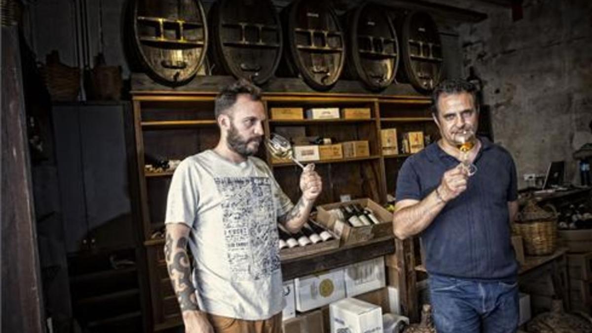 Stefano Colombo y Joan València, con vinos naturales en Can Cisa / Bar Brutal. Foto: Joan Cortadellas