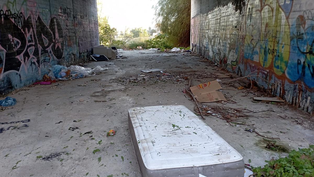 Basura bajo el puente de calle Martín, en el arroyo del Cuarto.