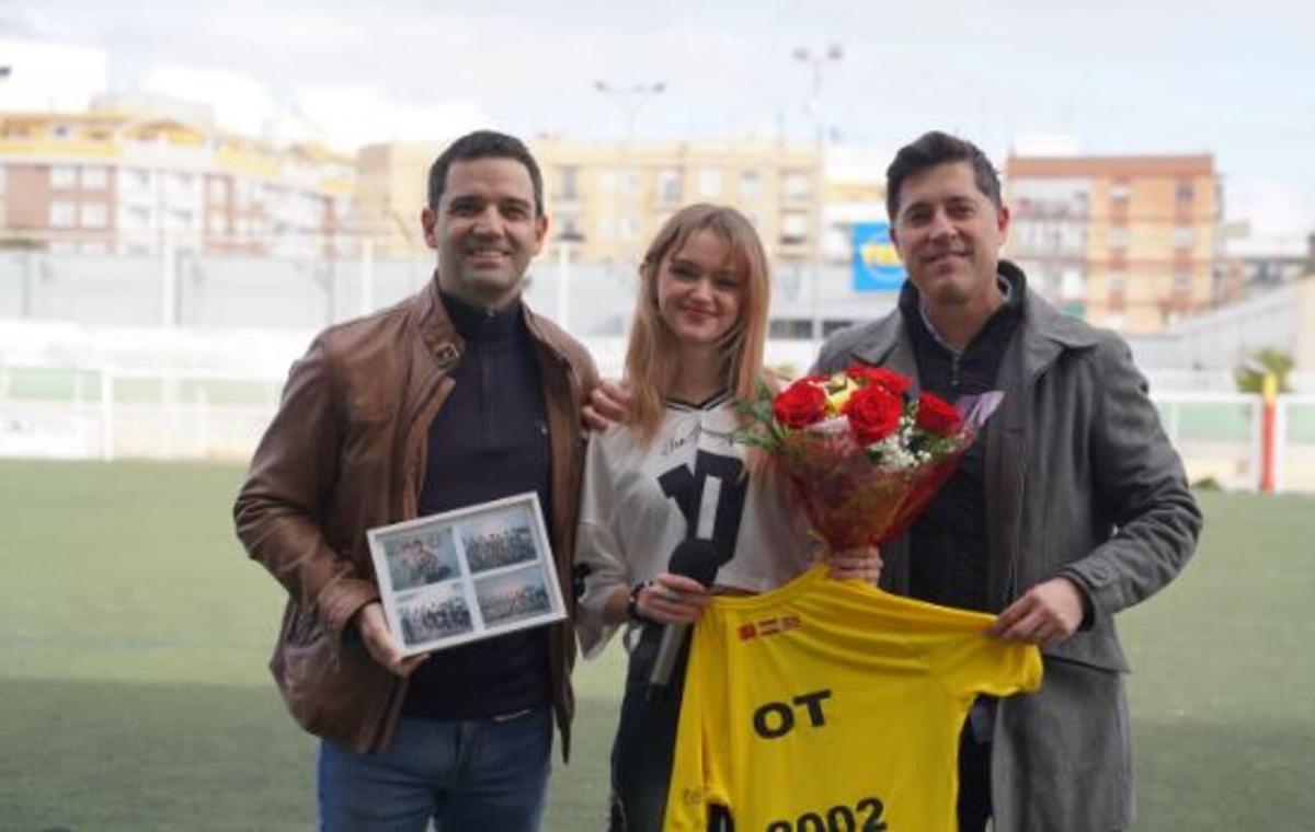 Lucía Casani con el alcalde de Paterna y el representante del Paterna CF.