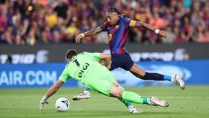 Raphinha regatea a Unai Simón en la jugada del gol